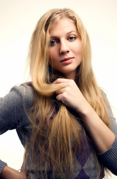 Portret van een jonge blonde — Stockfoto
