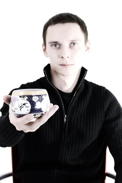 Ung man med en kopp te — Stockfoto