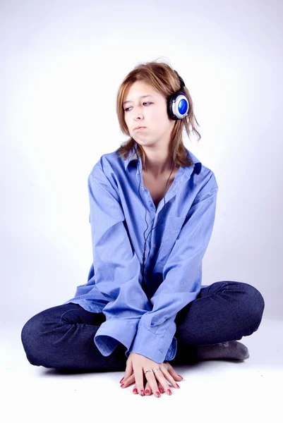 Jong meisje in hoofdtelefoon — Stockfoto