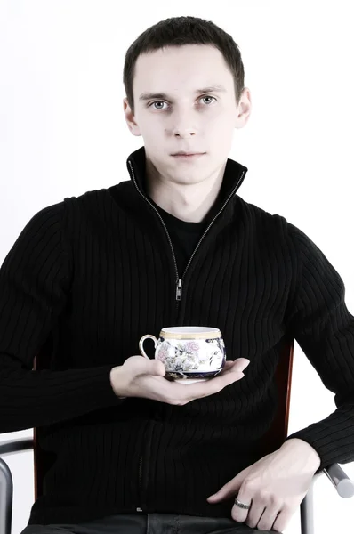 Νεαρός άνδρας με ένα φλιτζάνι τσάι — Φωτογραφία Αρχείου