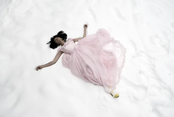 Joven Novia Vestido Novia Rosa Descansando Sobre Nieve —  Fotos de Stock