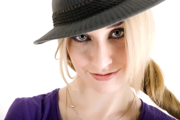 帽子で魅惑的な若いブロンドの女性の肖像画 — ストック写真