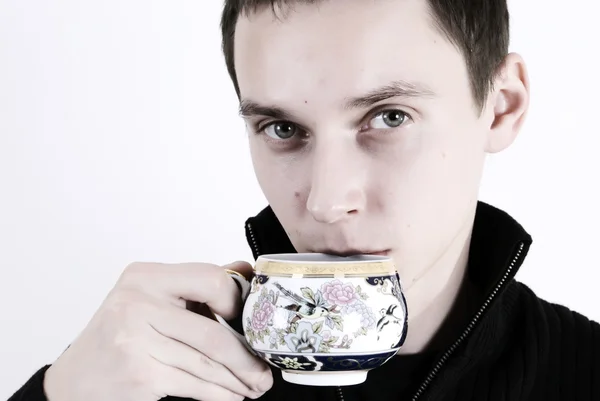 Молодой Человек Пьет Чай Задумчиво Смотрит — стоковое фото