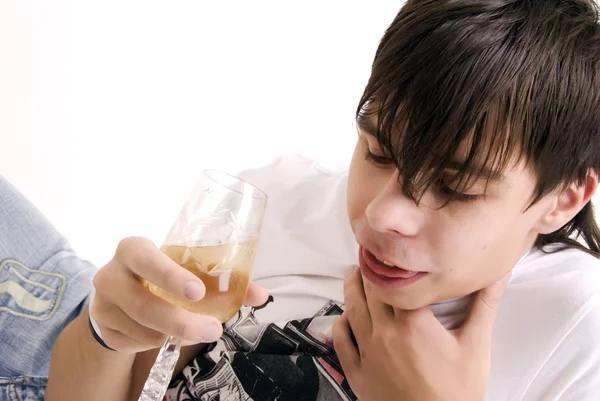 年轻男子哽咽用酒上白色隔离 — 图库照片