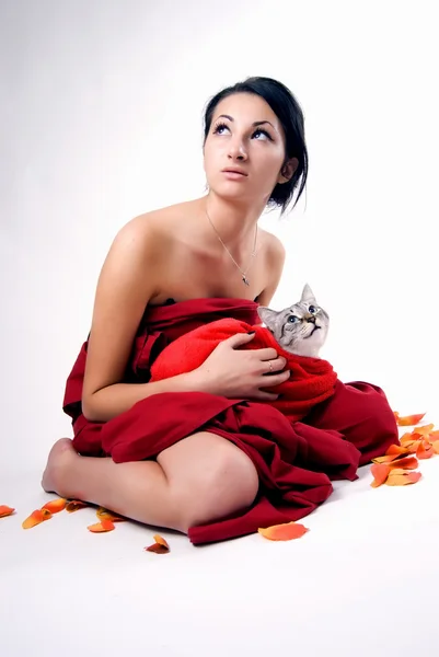 Vacker kvinna med katt — Stockfoto