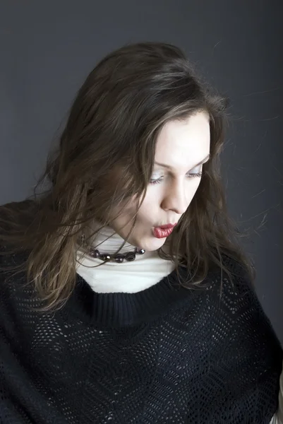 Portrét Mladé Krásné Černovlásky Nad Černou — Stock fotografie
