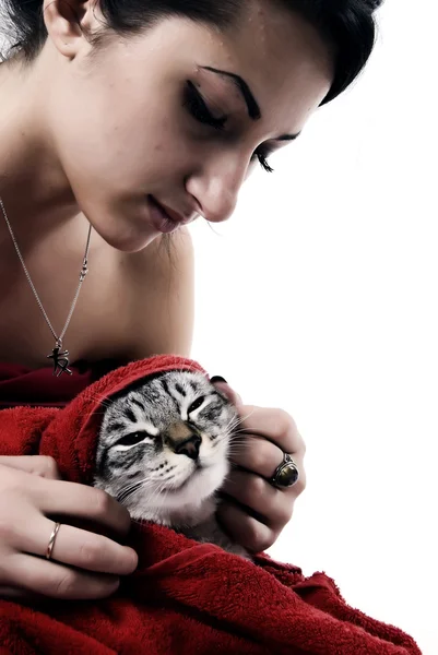 Красивая женщина с котом — стоковое фото