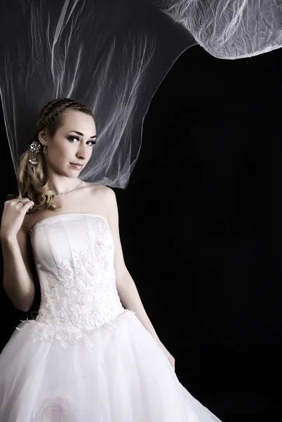 Молодая Красивая Невеста Свадебном Платье Над Черным — стоковое фото