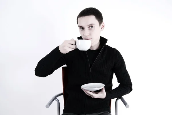 Genç Adam Beyaz Izole Çay Içme — Stok fotoğraf