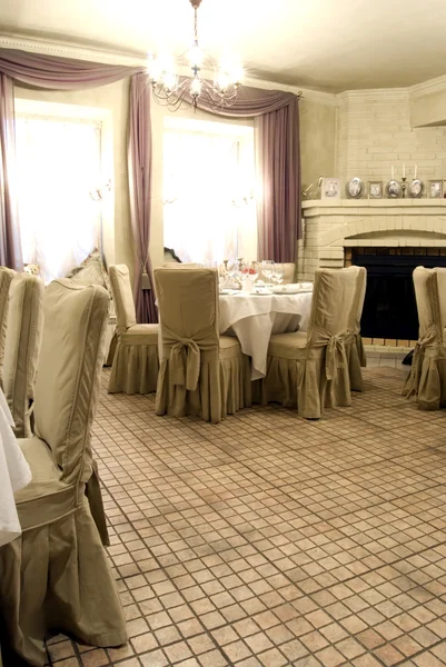 クラシックなスタイルの豪華なレストラン ホール — ストック写真