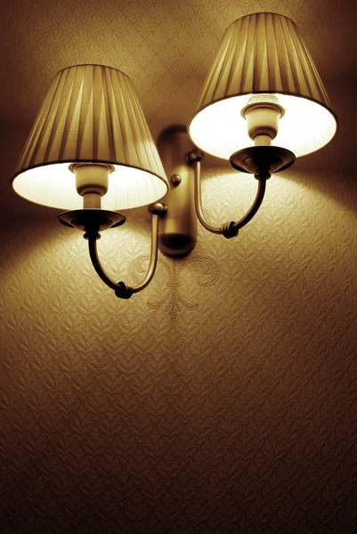 Zdjęcie Lampy Retro Ściennej Przyciemnionym Światłem Brązowych Kolorach — Zdjęcie stockowe