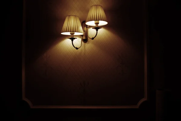 Foto Lâmpada Parede Retro Com Luz Escura Cores Marrons — Fotografia de Stock