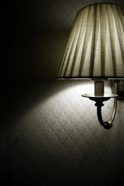 Foto de lâmpada de parede com luz fraca — Fotografia de Stock