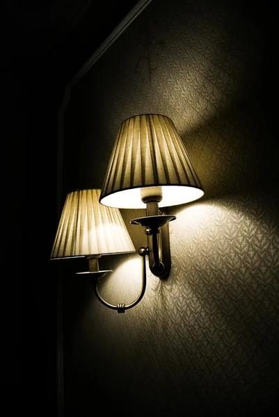 Foto de lâmpada de parede com luz fraca — Fotografia de Stock
