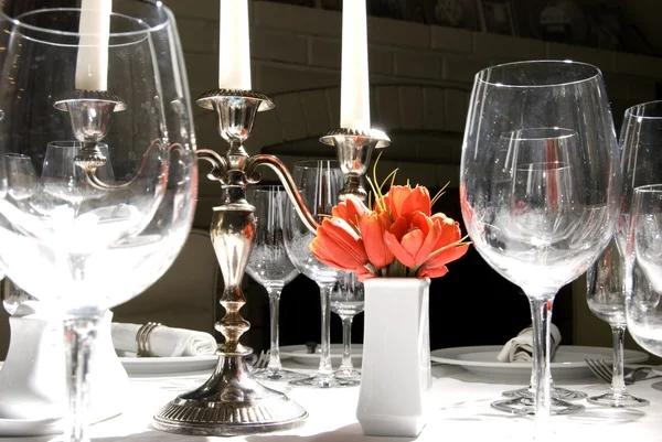 Mesa Jantar Com Óculos Castiçal Primeiro Plano — Fotografia de Stock