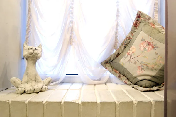 枕とセラミック猫で飾られた窓枠 — ストック写真