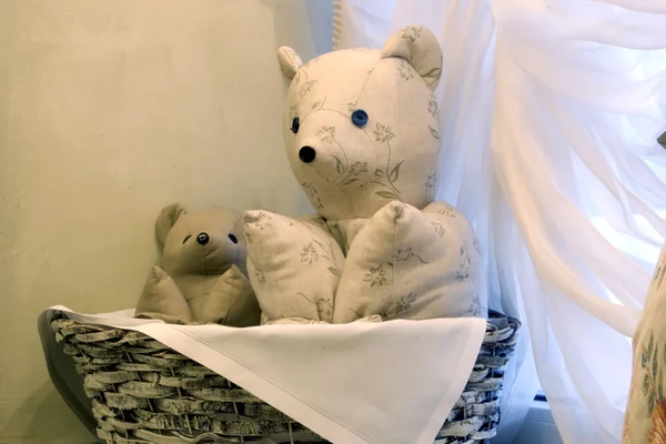 作为室内装饰的一部分篮中的软熊 — 图库照片