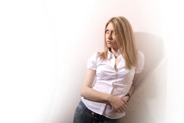 Portret Młoda Blondynka Ładne Białe Ściany — Zdjęcie stockowe