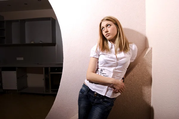 Young girl posing in room interior — Stock Photo, Image