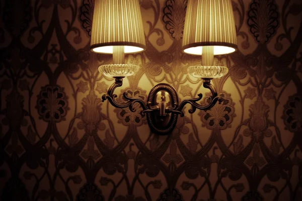 Foto van muur lamp met schemerig licht — Stockfoto