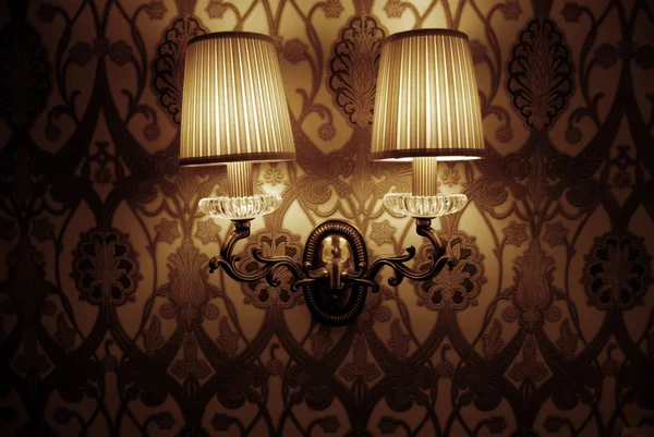 Fali lámpa, félhomályban-fotó — Stock Fotó