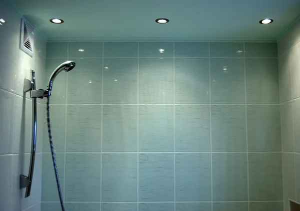 Moderne Badkamer Met Blauwe Tegel — Stockfoto