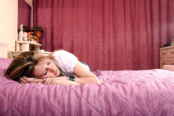 Ung flicka i hennes sovrum — Stockfoto