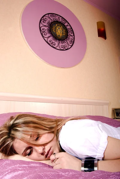 Genç kız yatak odasında — Stok fotoğraf