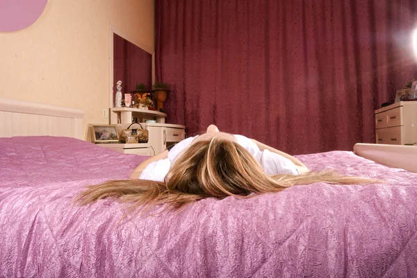 Jong Meisje Slapen Het Bed Haar Roze Slaapkamer — Stockfoto