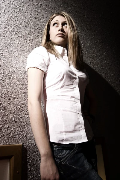 Portret Młodego Seksowna Blondynka Tle Ściany — Zdjęcie stockowe
