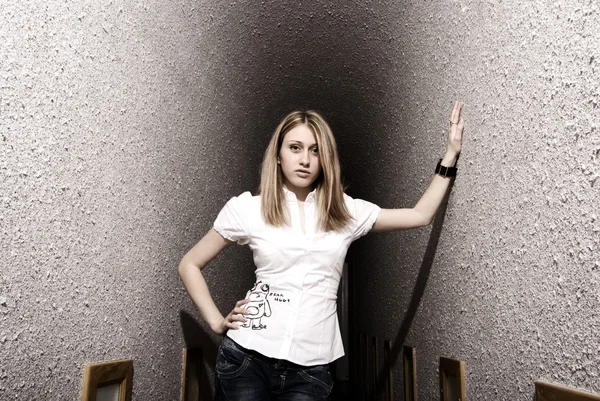 Portret Młodego Seksowna Blondynka Tle Ściany — Zdjęcie stockowe