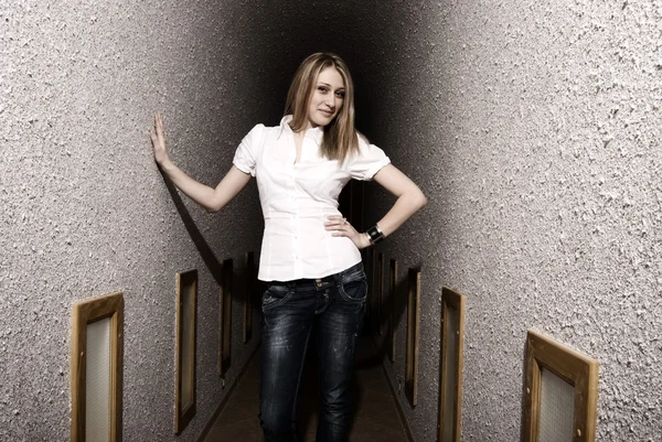 Ung Flicka Poserar Långa Smala Korridoren — Stockfoto