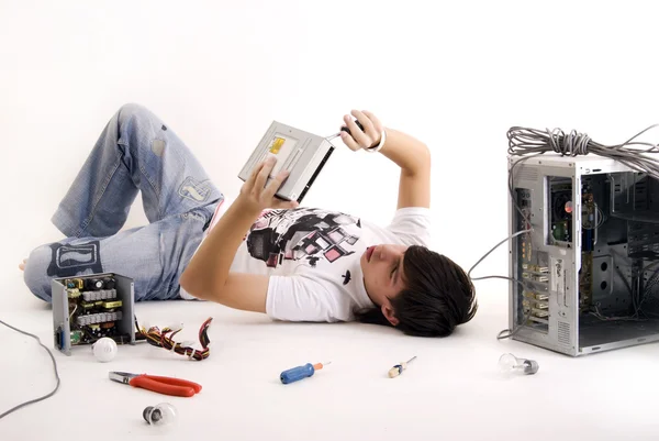 Junger Mann Repariert Computer — Stockfoto