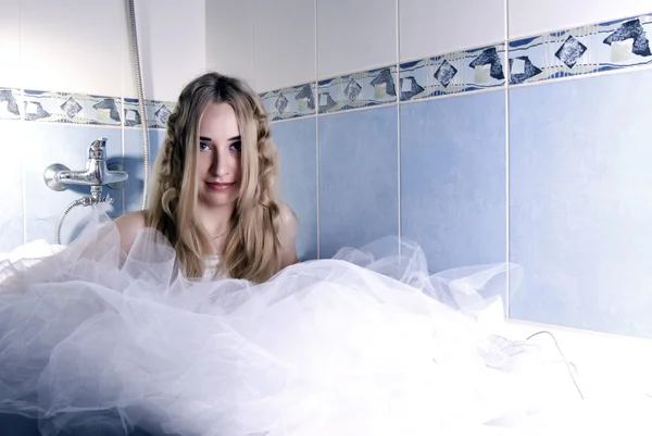 Junge Hübsche Braut Posiert Badezimmer — Stockfoto