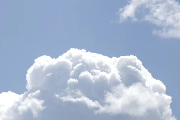 Blauer Himmel Mit Weißen Kumuli — Stockfoto