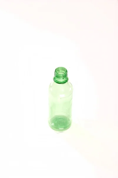 Beyaz Arkaplanda Izole Edilmiş Yeşil Plastik Şişe — Stok fotoğraf