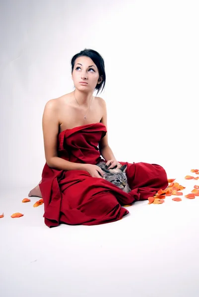 Hübsche Frau mit Katze — Stockfoto