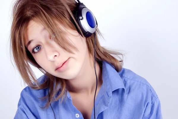 Chica joven en auriculares —  Fotos de Stock