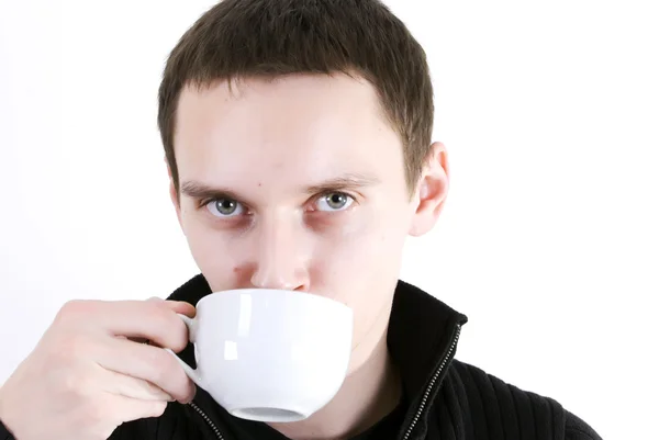 차 한잔과 함께 젊은 남자 — 스톡 사진