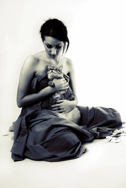 Mujer bonita con gato — Foto de Stock