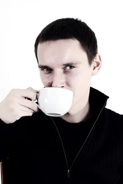 Młody człowiek z filiżanką herbaty — Zdjęcie stockowe