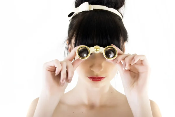 Hermosa mujer mirando a través de prismáticos — Foto de Stock