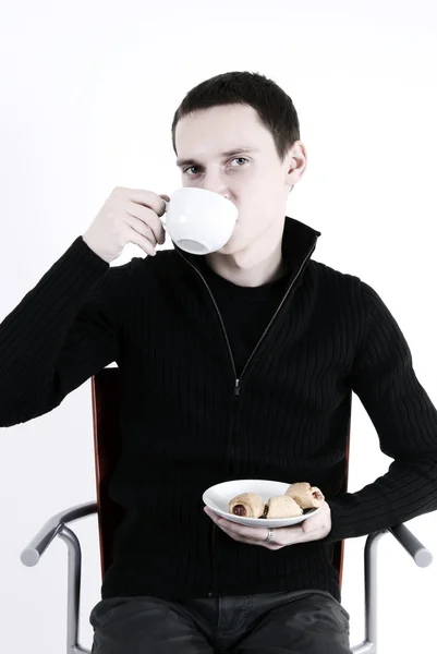 Młody człowiek z filiżanką herbaty — Zdjęcie stockowe