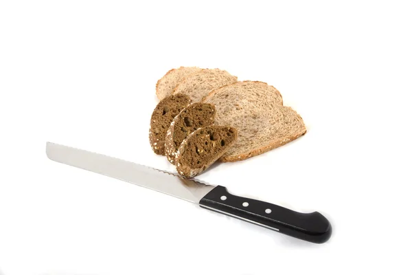 Brot mit Messer in Scheiben geschnitten — Stockfoto