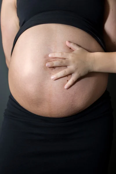 Ręce dziecka na noworodka — Zdjęcie stockowe