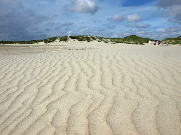 Long beach on the island of amrum with dunes in the back and pat — Stock Photo, Image