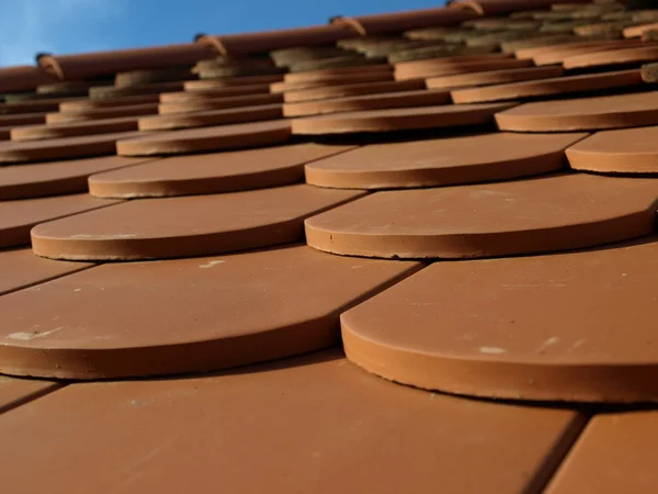 Nahaufnahme eines Daches in Deutschland mit speziellen Schindeln Stockbild