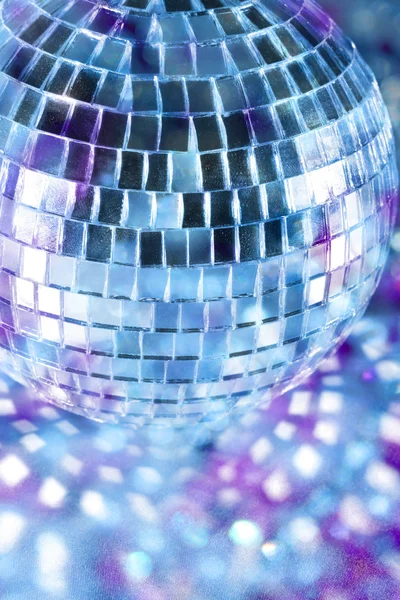 Brillante palla da discoteca in luce blu — Foto Stock