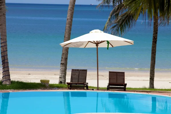 Lounge Chairs on Sand Ocean Beach — Stock Photo, Image