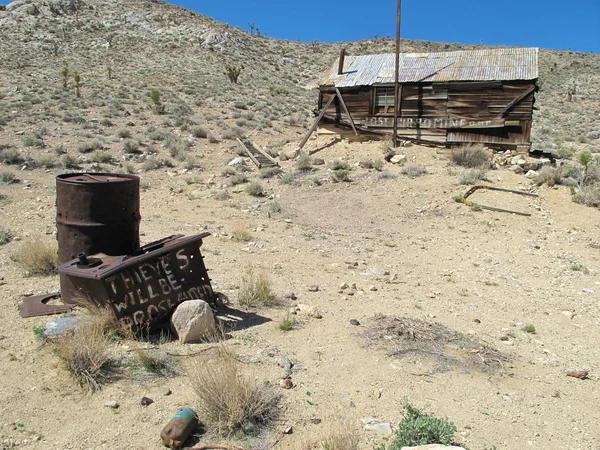 Paysage désertique pittoresque avec mine abandonnée — Photo